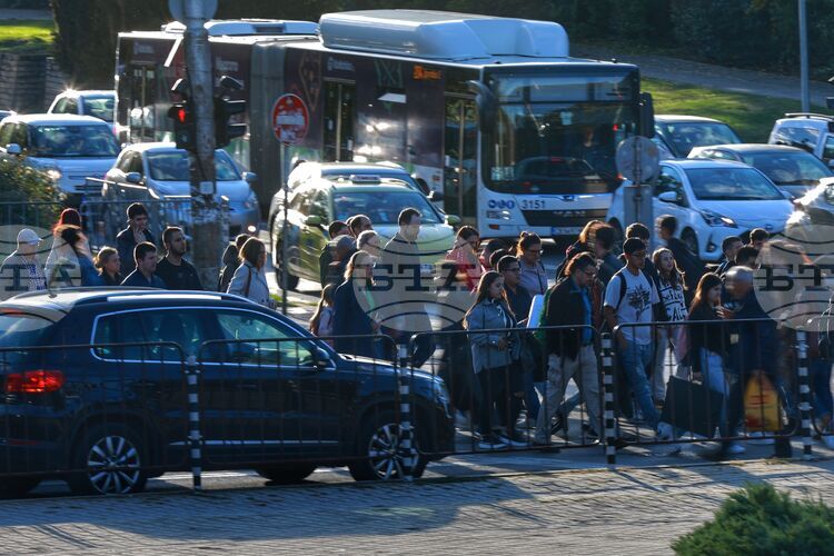 Study Calls for Lower Quotas on Foreign Workers to Protect Local Jobs