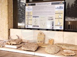 Снимка: НИМ - Част от лапидариума на НИМ с корабни артефакти