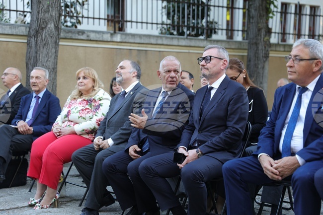 Румъния - Букурещ - посолство на България - изложби