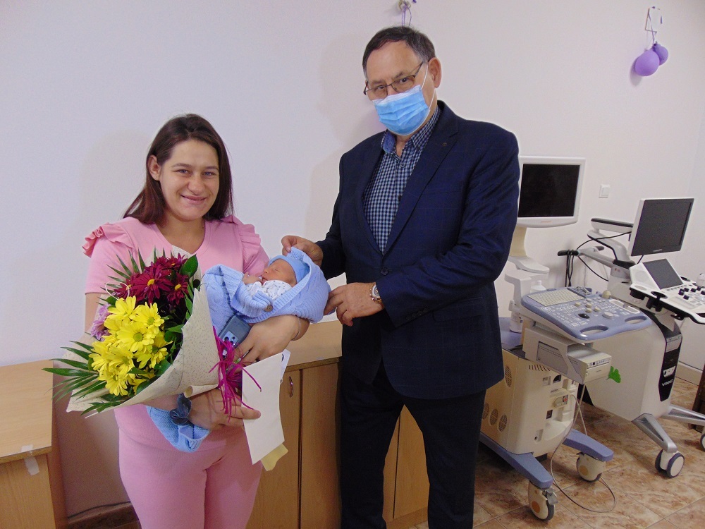 Кметът на Шумен ориса първото бебе на годината