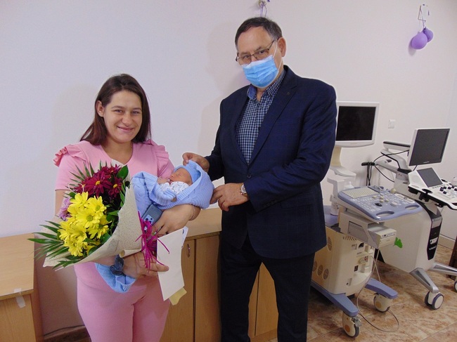 Кметът на Шумен ориса първото бебе на годината