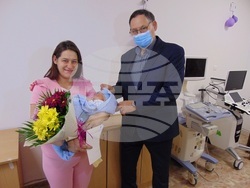 Кметът на Шумен ориса първото бебе на годината