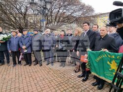 председателят на БСП - София Иван Таков по време на тържественото честване на 145 години от Освобождението на София пред Паметника на българския опълченец