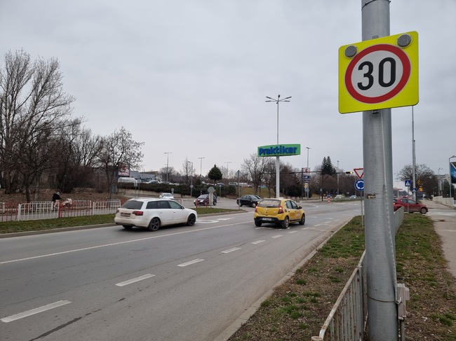 Нови пътни знаци са поставени на кръговото кръстовище в Шумен, където загина 22- годишно момиче от града
