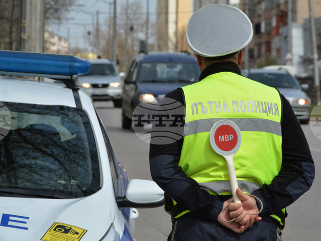 Полицията в Ботевград задържа 13-годишно момче, блъснало с автомобил четири коли на паркинг 