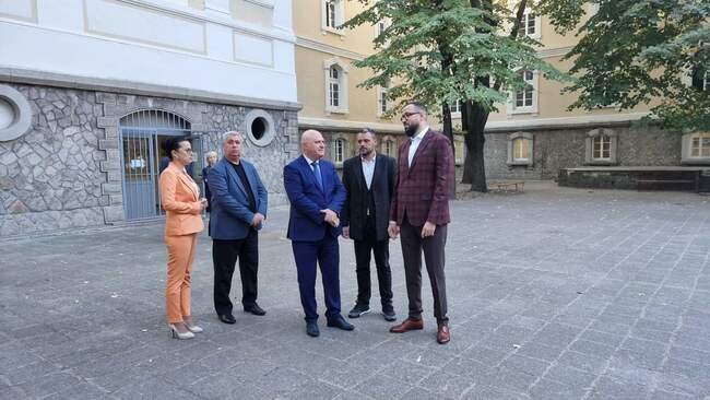 Министърът на образованието и науката инспектира ремонта на Хуманитарната гимназия „Св.св. Кирил и Методий“ в Пловдив