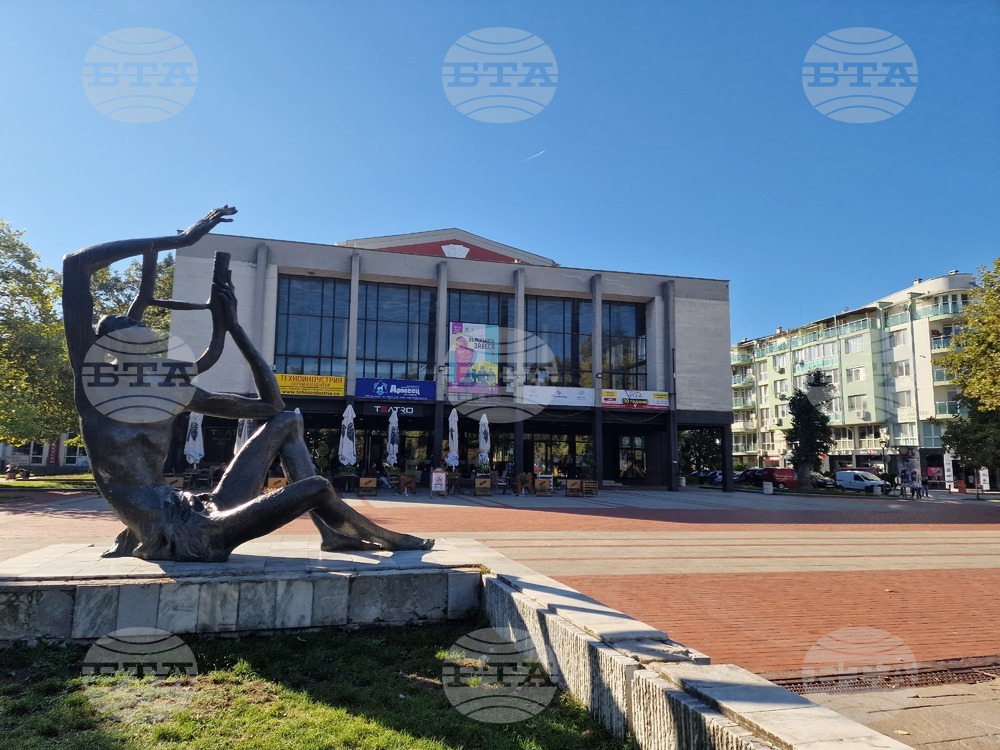 Старозагорският драматичен театър „Гео Милев“ гостува в Търговище с комедийния спектакъл „Пижама за шестима“