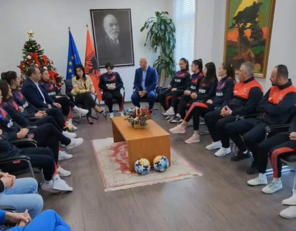 АТА: Албанският спортен министър се срещна с футболния отбор „Влазния", класиран за Шампионската лига на УЕФА за жени