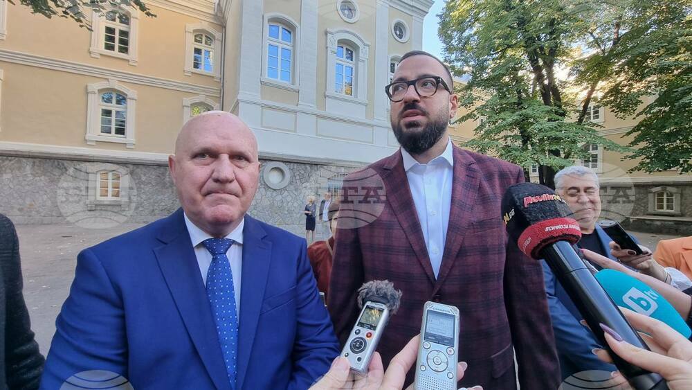 Ремонтите в училища в страната продължават, каза в Пловдив служебният министър Галин Цоков