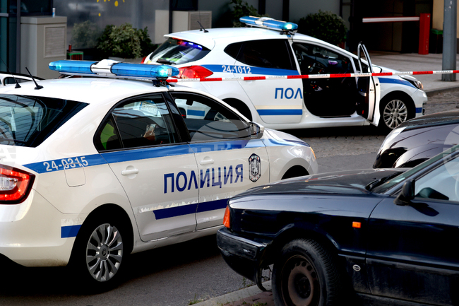 Задържани са двама грузински граждани за кражби от автомобили в Бургаско 