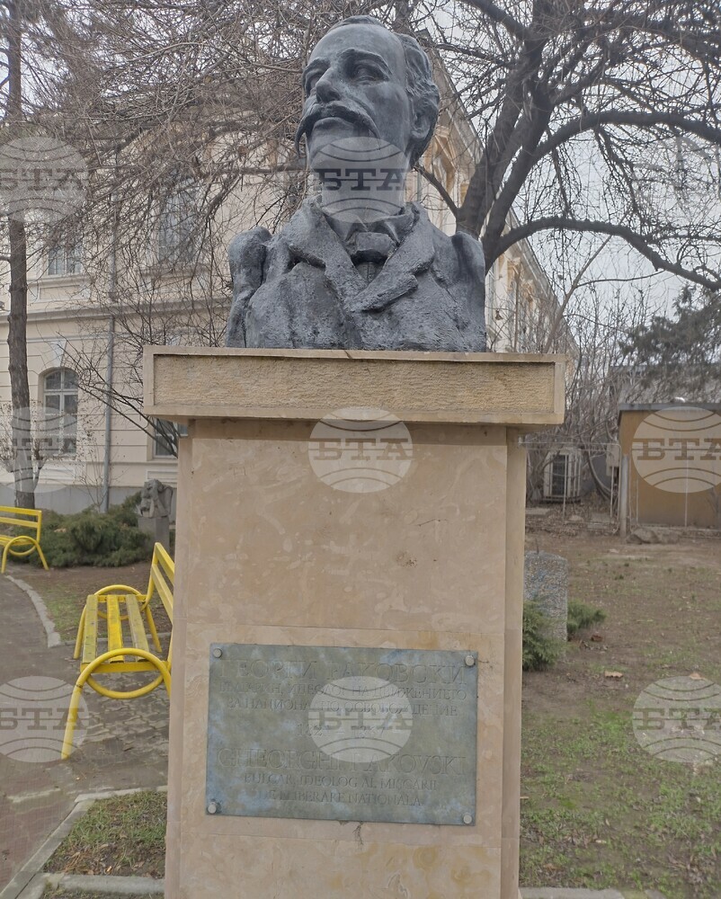 Бюст-паметникът на Раковски в румънския град Тулча е с нова плоча след съвместна инициатива на българското посолство и общината