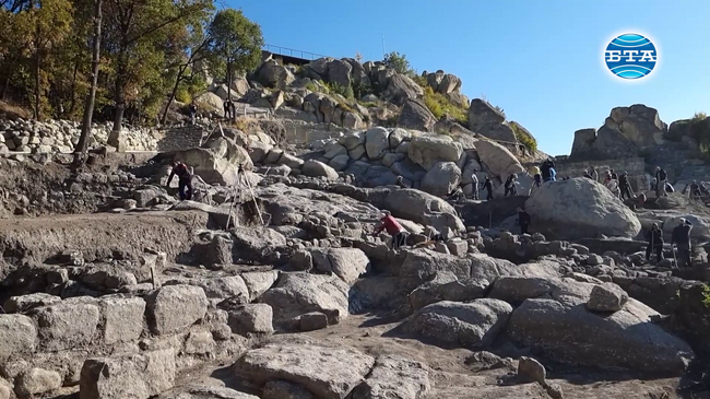 Проф. Николай Овчаров показа открития комплекс на Перперикон, граден с руините на античните храмове, архитектурно наподобяващ "град на хобитите"