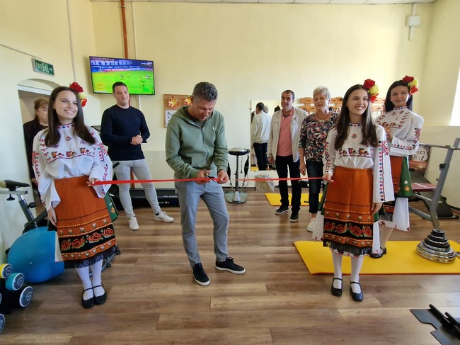 Красимир Балъков откри нова фитнес зала в Старопрестолната гимназия по икономика в родното си Велико Търново