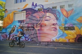 Бургас - жилищна сграда - графити