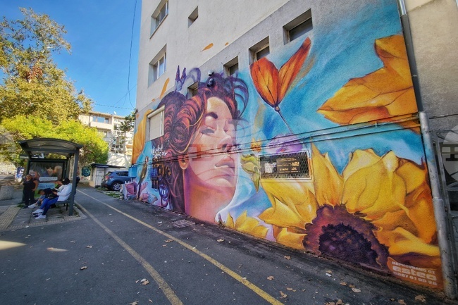 Бургас - жилищна сграда - графити