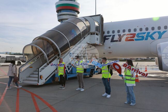 Авиокомпания "Fly2Sky" - пътнически самолет - Airbus A320