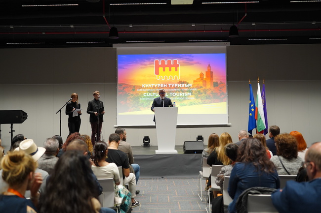 Министерство на туризма: Министър Евтим Милошев откри международното изложение „Културен туризъм“ във Велико Търново