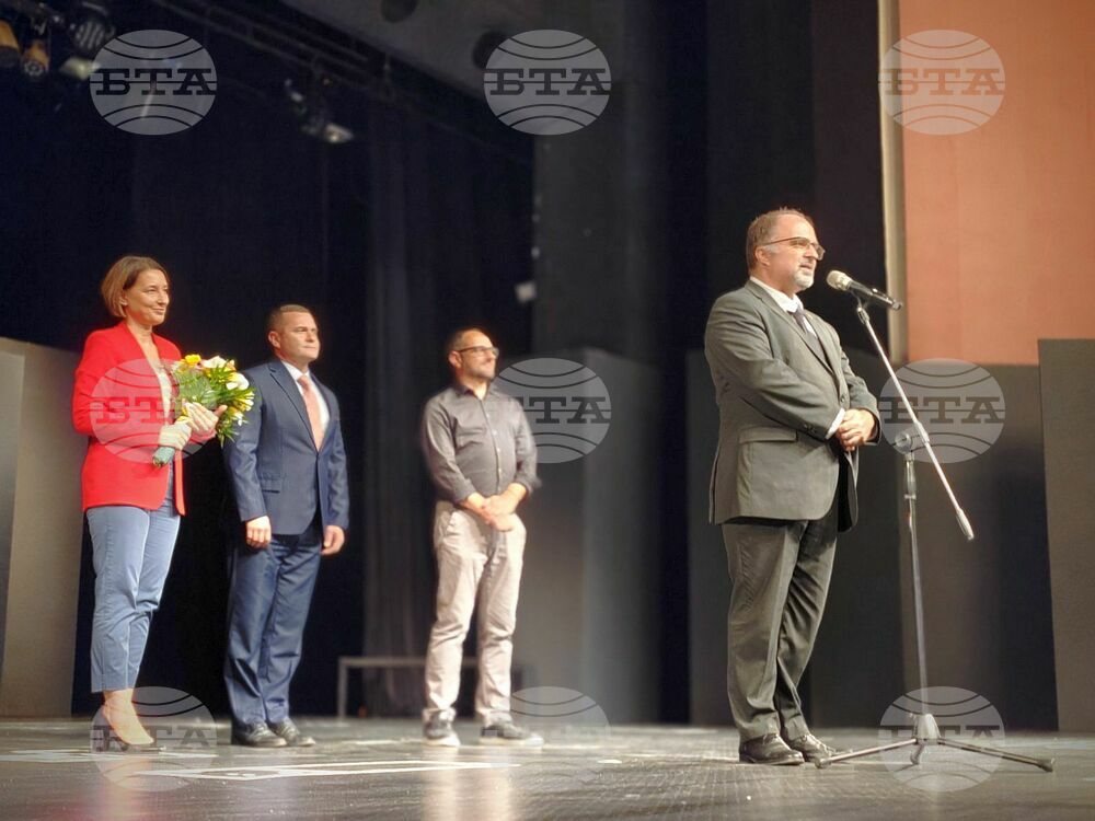 Срещите на артистите с хората създават отношението към изкуството, каза в Русе служебният министър на културата Найден Тодоров