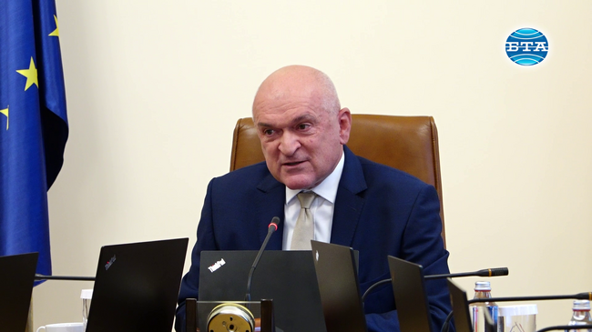 Очаквам по-енергични действия от Министерството на културата по т.нар. "театрална афера", заяви служебният премиер Димитър Главчев