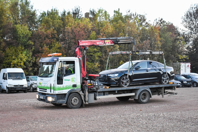 МВР: Започна преместването на паркирани около столичните районни управления автомобили, иззети от пияни и дрогирани водачи
