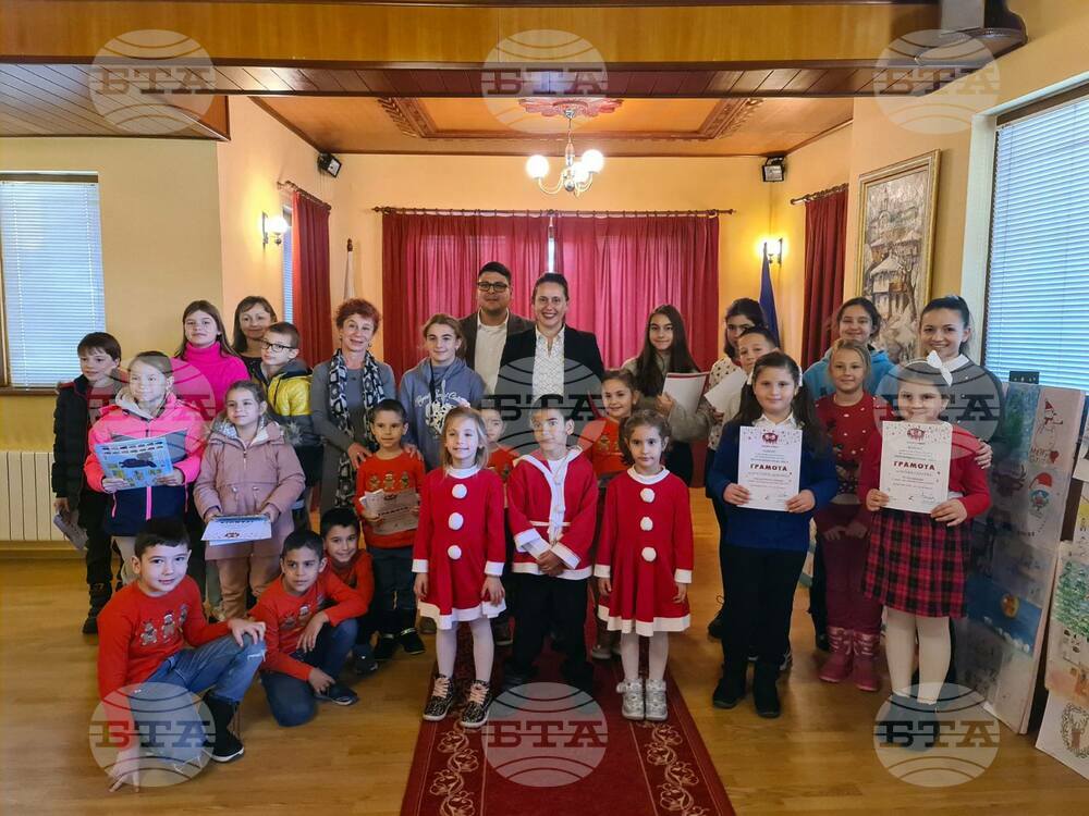 Наградиха участниците в коледния конкурс на Община Трявна за рисунка и картичка
