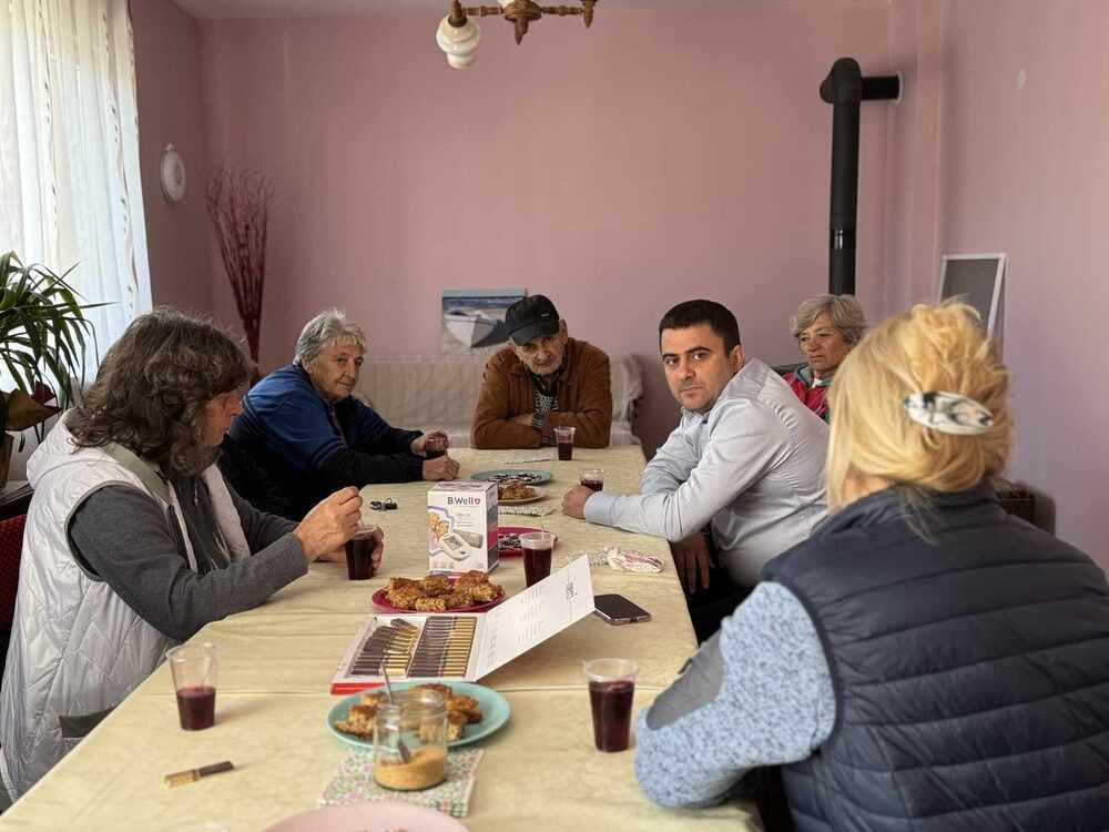 Нови апарати за измерване на кръвното налягане получиха от ГЕРБ-СДС пенсионерските клубове в Кюстендил