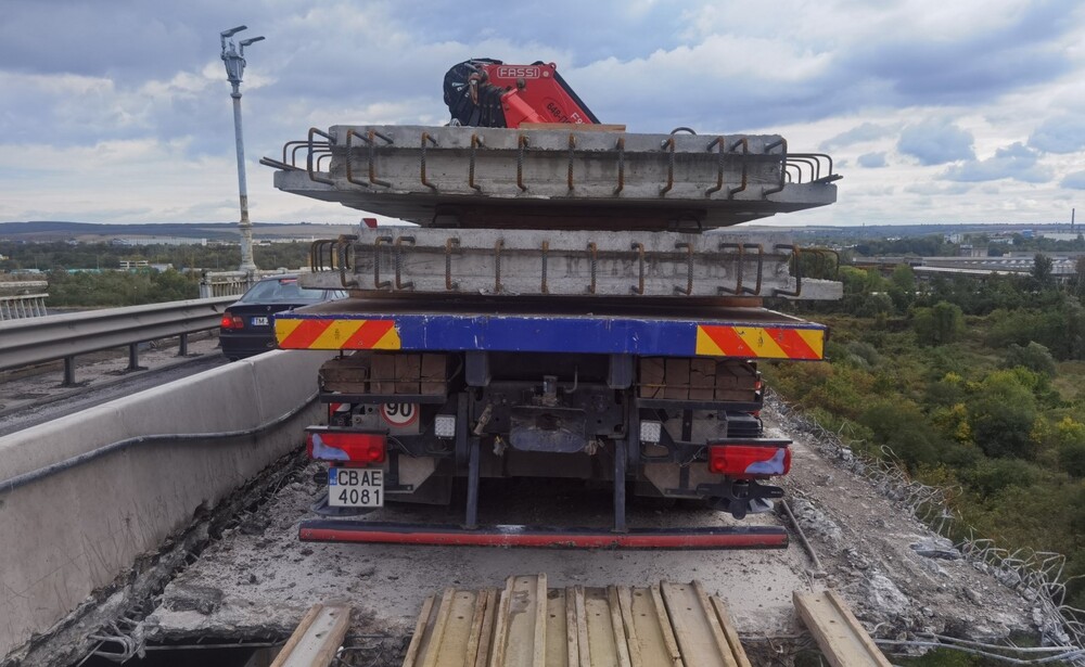 АПИ: Реставрира се пешеходният парапет и стълбовете за осветление на Дунав мост при Русе