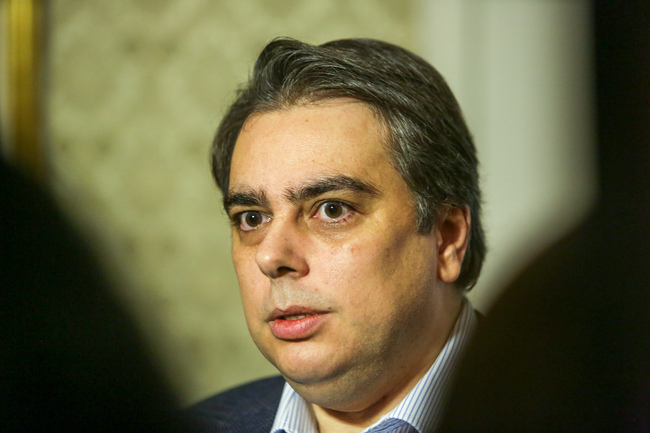 Трябва да използваме цялата сила на ЕС и да принудим Северна Македония да спазва човешките права на българите там, каза Асен Василев