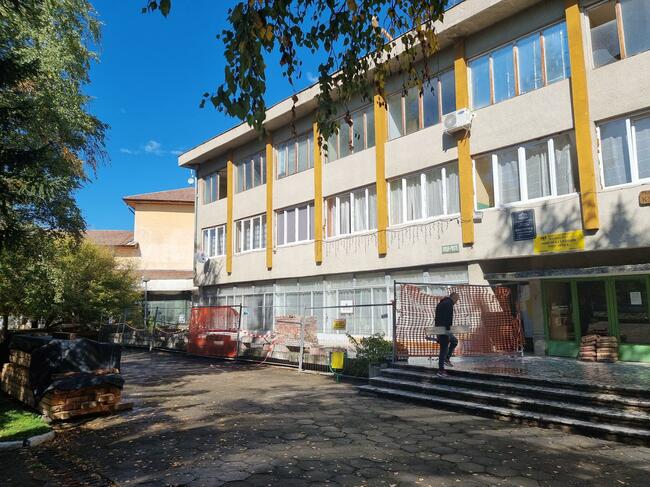 Ремонтират покрива на сградата на кметството в село Соволяно, Кюстендилско, за първи път от 49 години