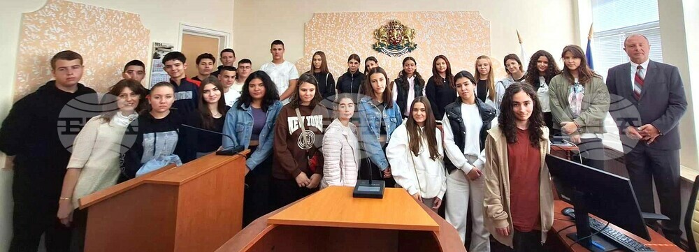 Ученици от Силистра участваха в импровизирано съдебно заседание
