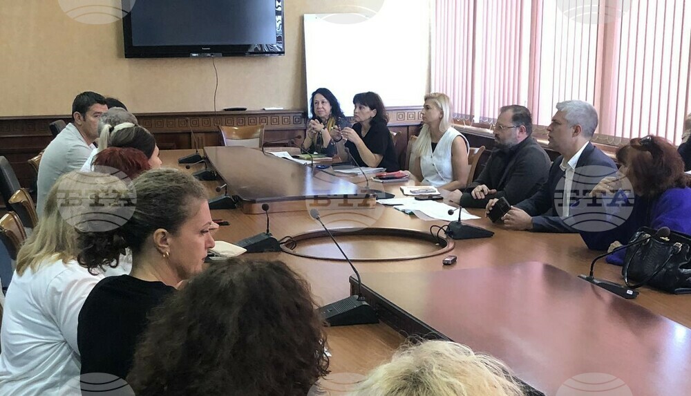 Община Варна: В район „Одесос“ започнаха дейности по есенна резитба на дървета и клони