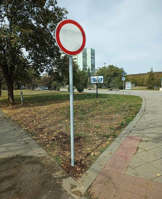 Община Ловеч: Забранява се влизането на пътни превозни средства в алеята пред СУ „Тодор Кирков“