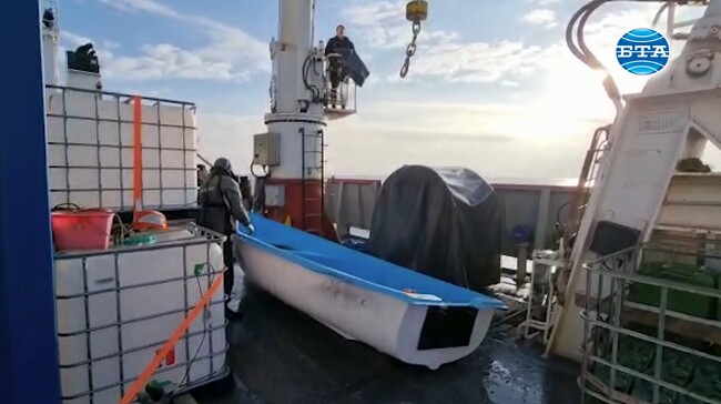 "Св. св. Кирил и Методий“ се натъкна на празна лодка край испанския бряг