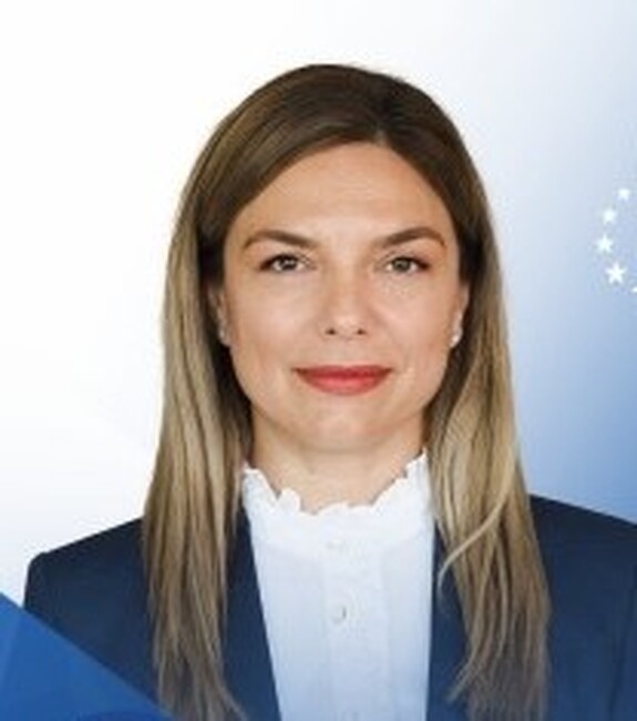 Социалната и трудовата система имат нужда от сигурност и стабилност, каза кандидат-депутатът от ГЕРБ-СДС в Сливен Василена Костадинова