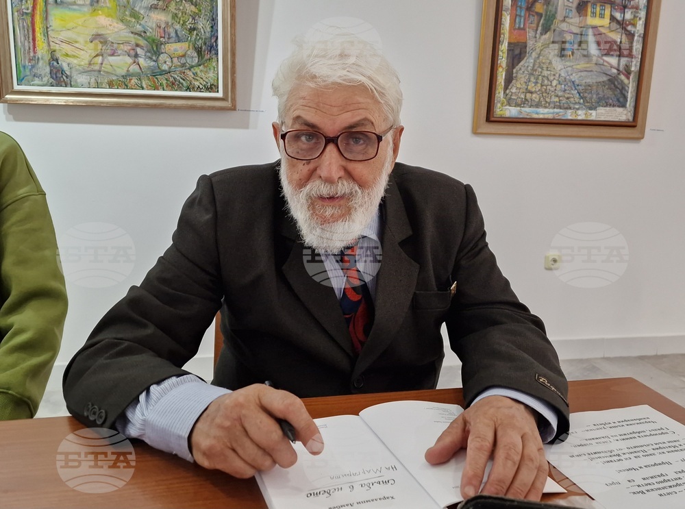 Великотърновският творец Хараламби Ламбев отбеляза 80-ия си юбилей с изложба и стихосбирка