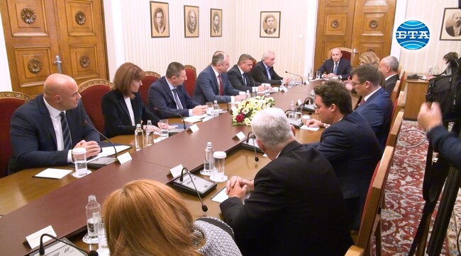 С просто око се вижда тенденция да се компрометира машинното гласуване или поне да се откажат хората от него, коментира Илияна Йотова