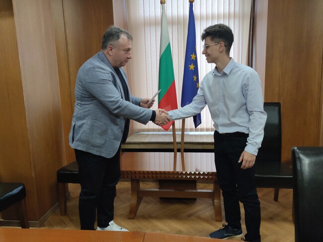 Кметът на Шумен награди шампиона по информатика Даниел Койнов