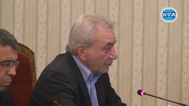 В график сме по отношение на всички формални срокове, определени в Изборния кодекс, каза министър Росен Карадимов