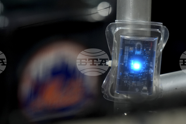 Изследователи премахват жълти петна от тъкани с помощта на синя светлина 