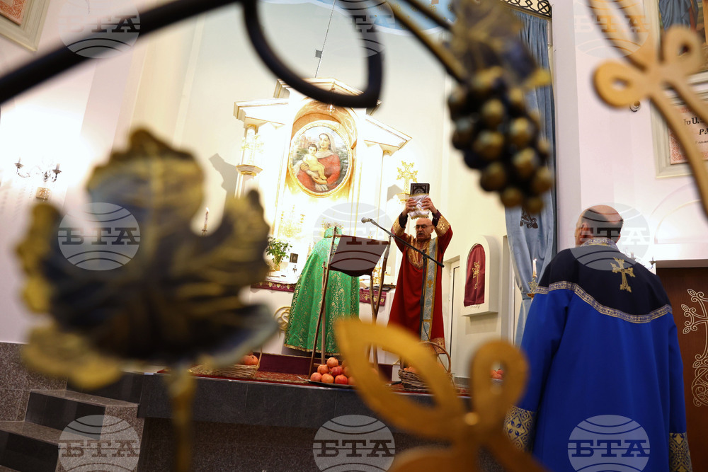 Арменска църква „Света Богородица" - служба