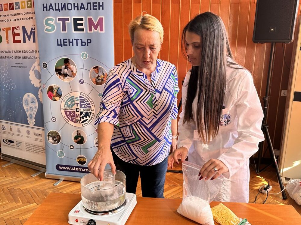 Вестник "Аз-буки" разказва за обучителна програма за преподаватели на Националния STEM център