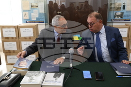 ДА “Архиви“ - Иван Костов - архив - дарение