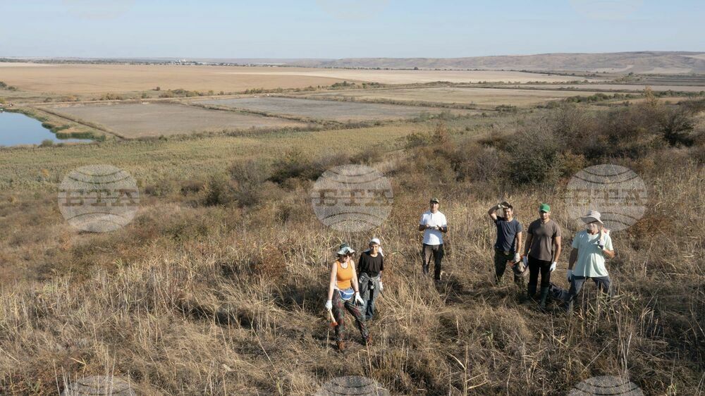 Българска фондация „Биоразнообразие“ отличи активистка за опазването на застрашен вид растение край свищовското село Хаджидимитрово
