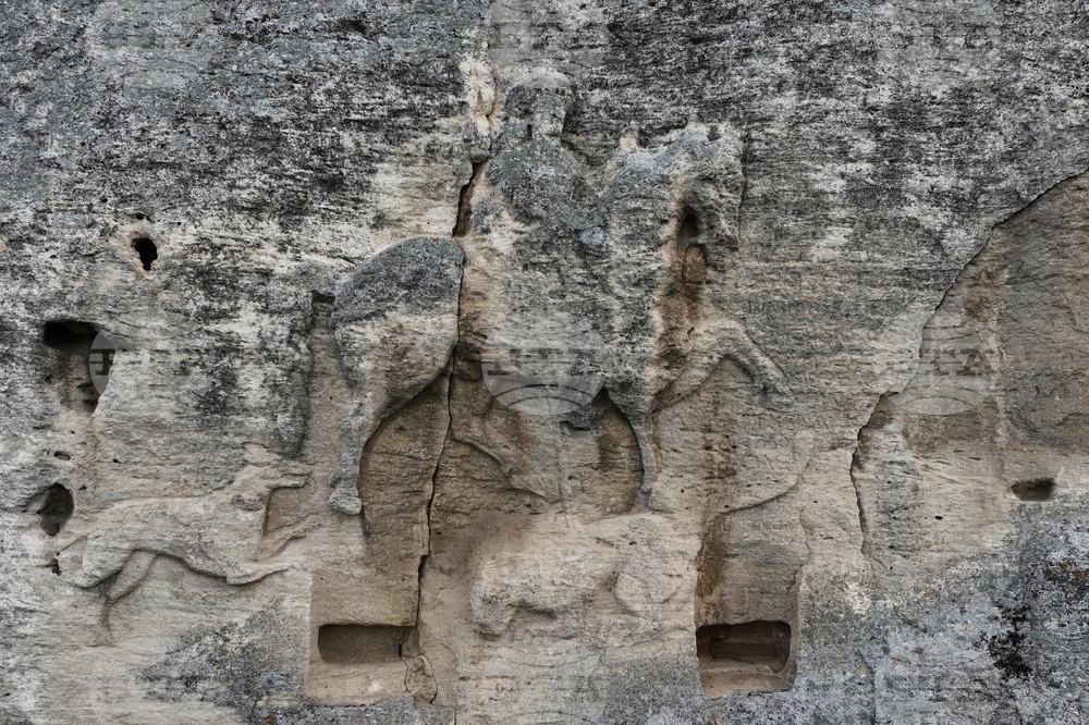 Металното скеле и платформата пред Мадарския конник са демонтирани