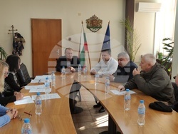 Снимка: Областна администрация Разград – Областният управител Драгомир Златев организира работна среща с представители на регионалните структури на петте национално представени работодателски организации в областта
