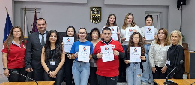 Община Ловеч: Доброволците аниматори на фестивала на побратимените градове с благодарствена грамота от кмета