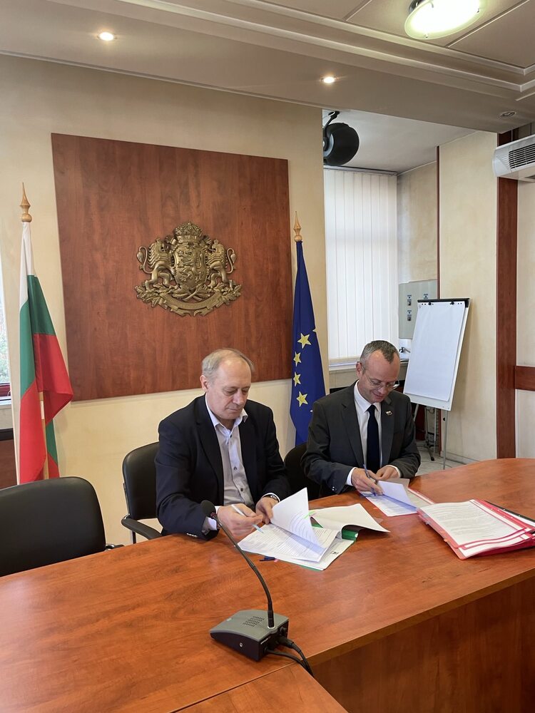 Споразумения за финансиране на нови 22 общински обекта подписа кметът на Благоевград Методи Байкушев с МРРБ