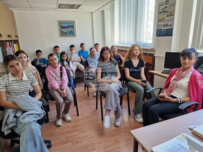  Разград - Държавен архив - Ден на българските архивисти - ученици - посещение