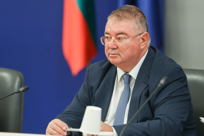 С около 21% ще бъдат увеличени средствата за целева помощ за отопление от догодина, каза социалният министър Ивайло Иванов