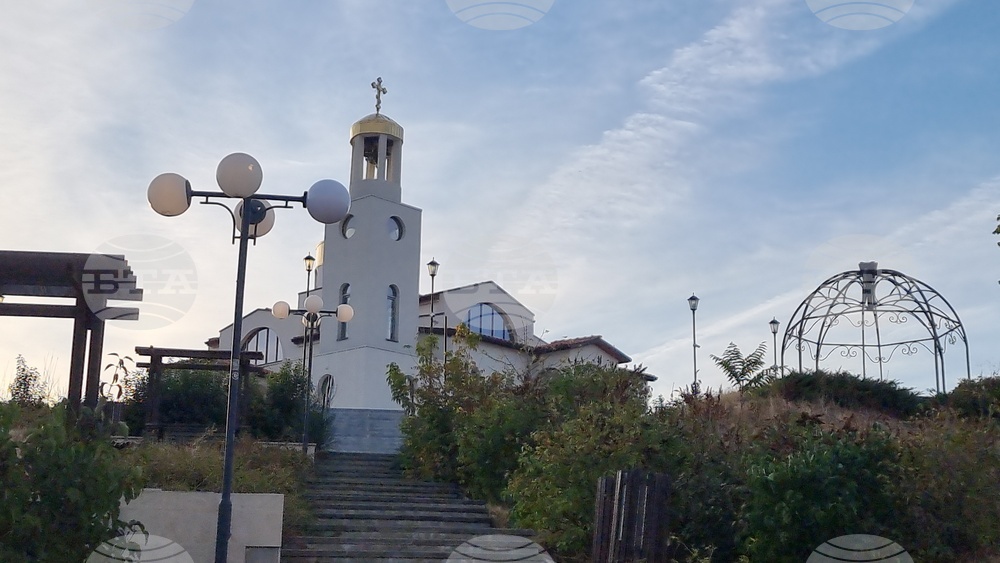 Община Сливен започва поетапен ремонт на всички пейки около църквата „Света Петка“ в града